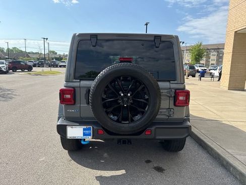 Used 2022 Jeep Wrangler Unlimited Sahara w/ Cold Weather Group AWD/4WD image 3