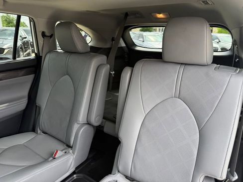 Used 2025 Toyota Highlander Platinum AWD/4WD image 30