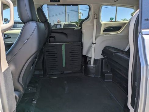 Used 2023 Chrysler Pacifica Touring-L FWD image 17