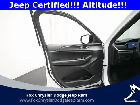 Used 2023 Jeep Grand Cherokee L Laredo image 29