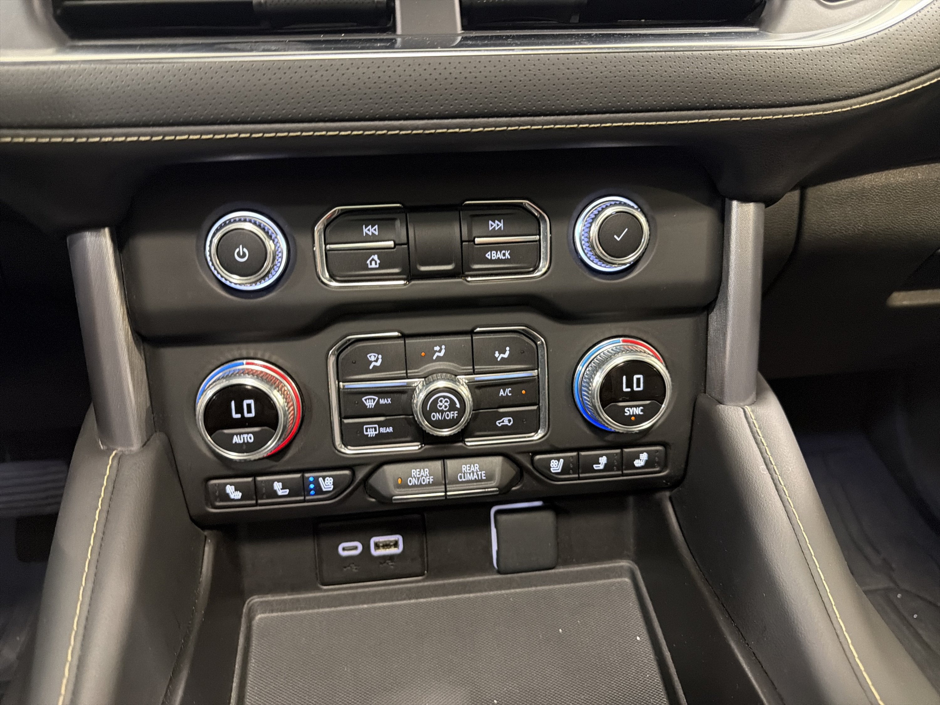 Used 2023 GMC Yukon SLT w/ SLT Premium Package AWD/4WD image 19