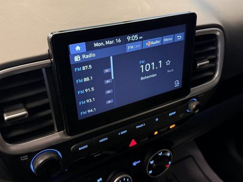Used 2021 Hyundai Venue SE FWD image 13