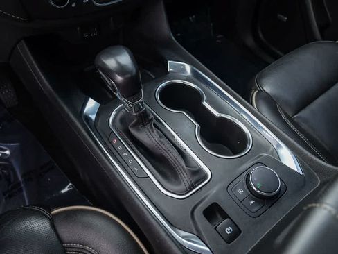 Used 2022 Chevrolet Traverse Premier FWD image 20