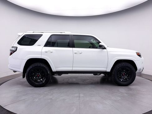 Used 2018 Toyota 4Runner SR5 AWD/4WD image 34