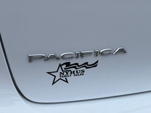 Used 2024 Chrysler Pacifica Touring-L FWD image 21