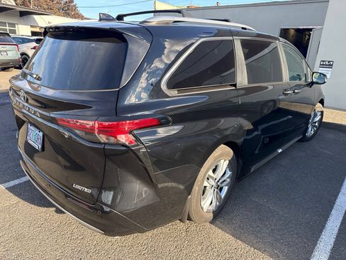 Used 2025 Toyota Sienna Limited AWD/4WD image 3