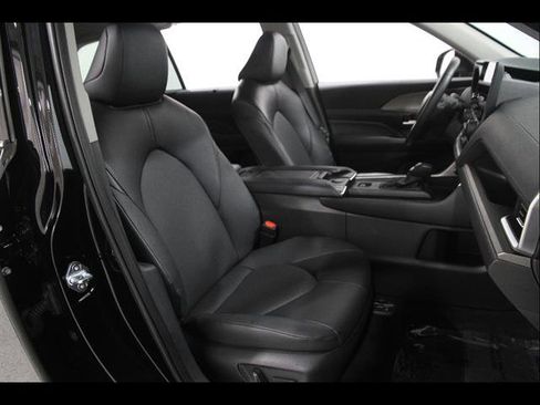 Used 2025 Toyota Grand Highlander AWD image 17