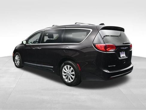 Used 2018 Chrysler Pacifica Touring-L FWD image 3