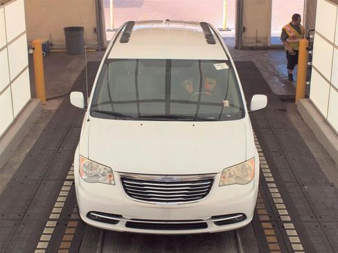 Used 2014 Chrysler Town & Country Touring FWD image 2