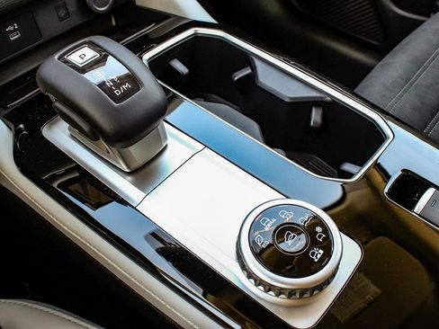 New 2025 Mitsubishi Outlander SE image 24