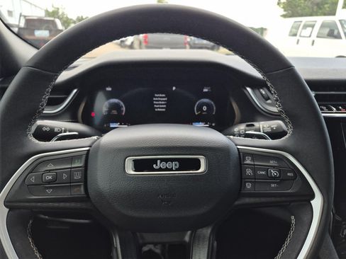 Used 2023 Jeep Grand Cherokee Altitude AWD/4WD image 19