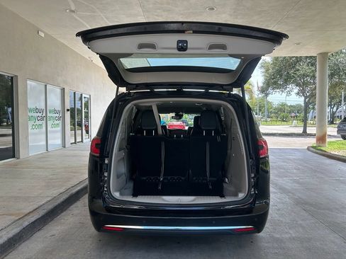Used 2024 Chrysler Pacifica Touring-L FWD image 29