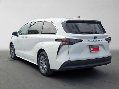 Used 2023 Toyota Sienna LE FWD image 5