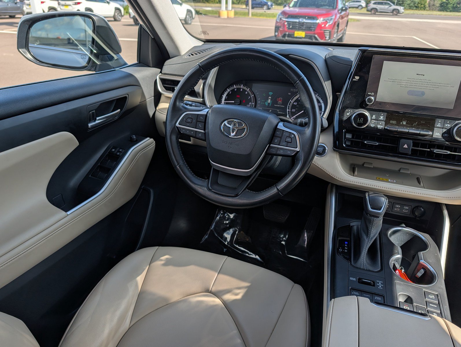 Used 2023 Toyota Highlander XLE AWD/4WD image 9