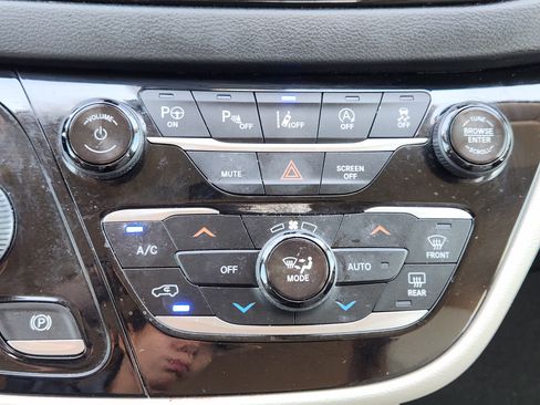 Used 2019 Chrysler Pacifica Touring-L w/ Advanced Safetytec Group FWD image 19
