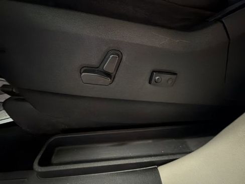 Used 2014 Chrysler Town & Country Touring image 12