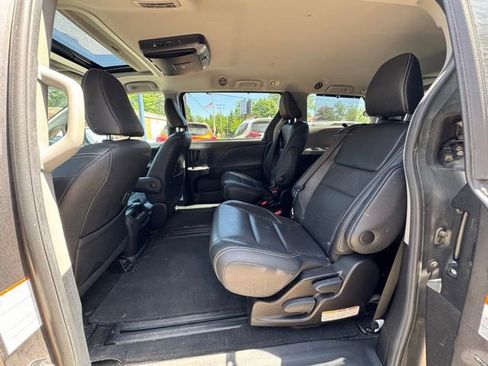 Used 2015 Toyota Sienna SE FWD image 13