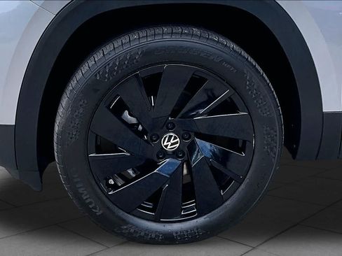 Used 2024 Volkswagen Atlas Cross Sport SE FWD image 11