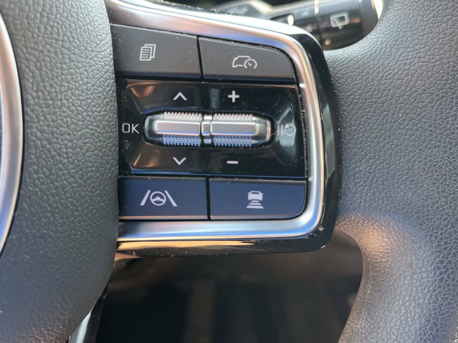 Used 2025 Kia Sorento LX FWD image 30