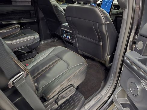 Used 2023 Ford Expedition Platinum image 40