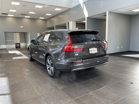 Used 2025 Volvo V60 B5 Cross Country Plus image 14