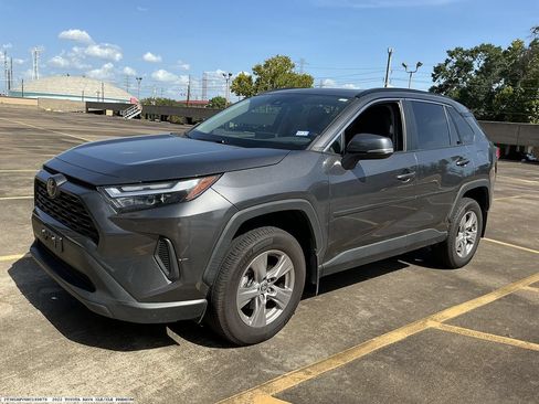Used 2022 Toyota RAV4 XLE w/ Convenience Package FWD image 4
