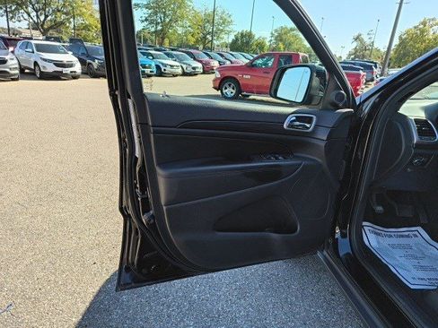 Used 2022 Jeep Grand Cherokee Laredo X image 10