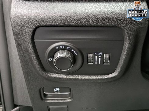 Used 2025 Jeep Grand Cherokee Altitude AWD/4WD image 21