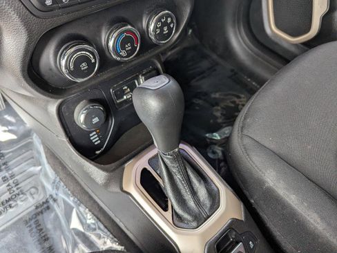 Used 2017 Jeep Renegade Latitude w/ Cold Weather Group AWD/4WD image 18
