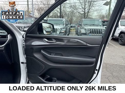 Used 2023 Jeep Grand Cherokee Altitude image 29