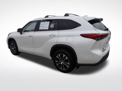 Used 2021 Toyota Highlander XLE AWD/4WD image 8