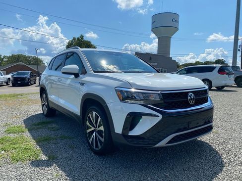 Used 2023 Volkswagen Taos SE image 1