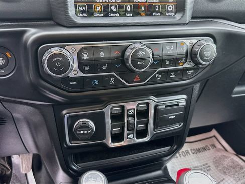 Used 2022 Jeep Wrangler Unlimited Sahara w/ Cold Weather Group AWD/4WD image 17
