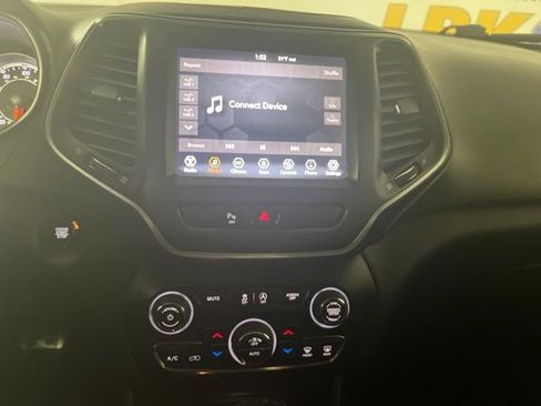 Used 2019 Jeep Cherokee Trailhawk w/ Comfort/Convenience Group AWD/4WD image 24