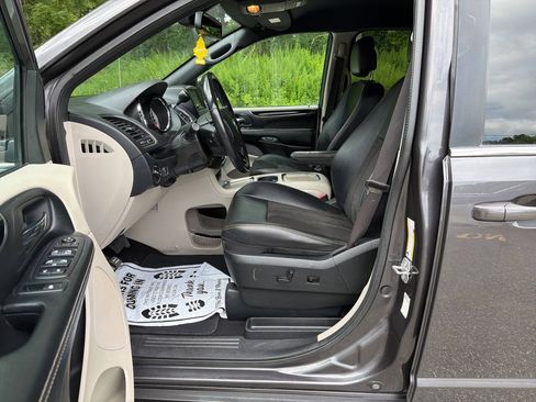 Used 2019 Dodge Grand Caravan SXT FWD image 19