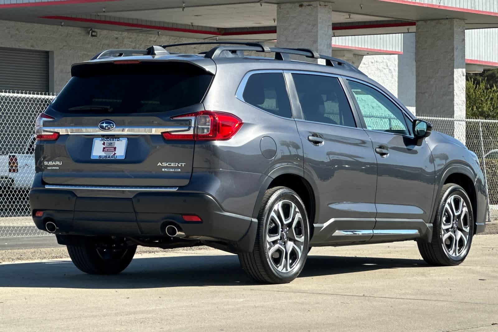 Used 2025 Subaru Ascent Limited w/ Popular Package #1 AWD/4WD image 3