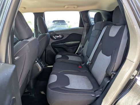 Used 2016 Jeep Cherokee Sport FWD image 13