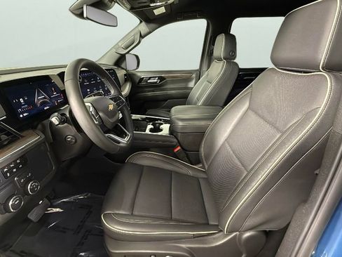 Used 2025 Chevrolet Suburban Premier image 17