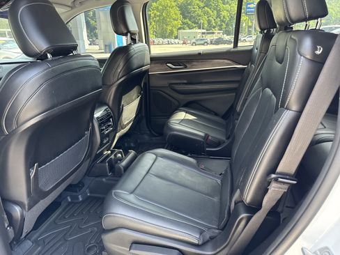 Used 2023 Jeep Grand Cherokee L Limited w/ Luxury Tech Group II AWD/4WD image 18