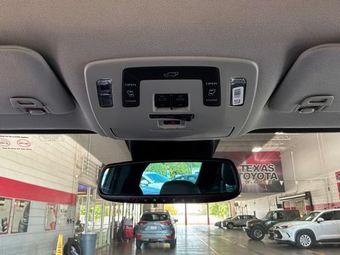 Used 2025 Toyota Sienna XLE FWD image 18