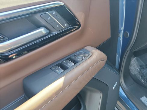 Used 2025 Chevrolet Suburban High Country AWD/4WD image 23