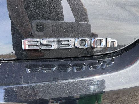 Used 2025 Lexus ES 300h w/ Premium Package image 29