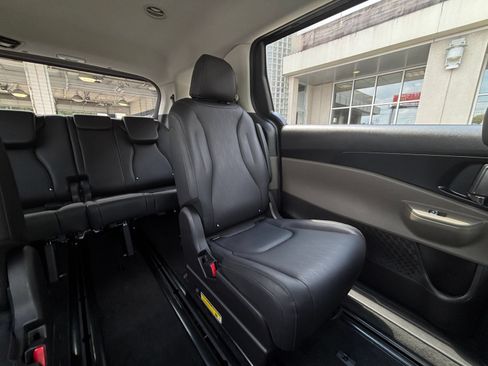 Used 2026 Kia Carnival FWD image 35