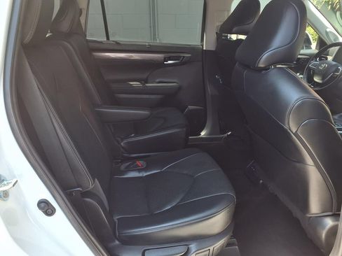 Used 2023 Toyota Highlander Limited FWD image 22