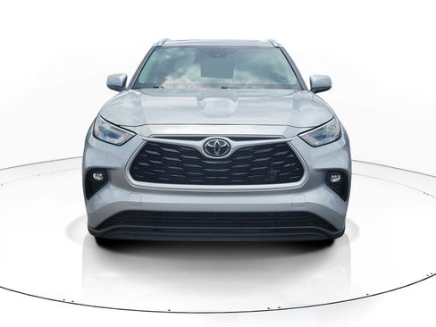Used 2024 Toyota Highlander XLE FWD image 2