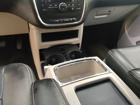 Used 2016 Chrysler Town & Country Touring image 26