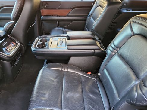 Used 2020 Lincoln Navigator Reserve image 12