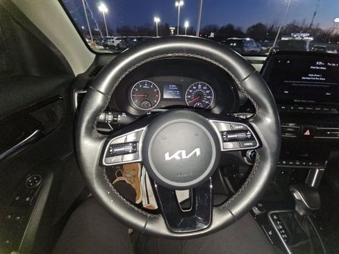 Used 2022 Kia Seltos EX image 18