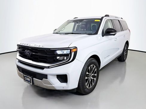 Used 2025 Ford Expedition Platinum image 3