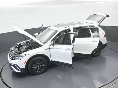 Used 2024 Volkswagen Tiguan SE FWD image 62